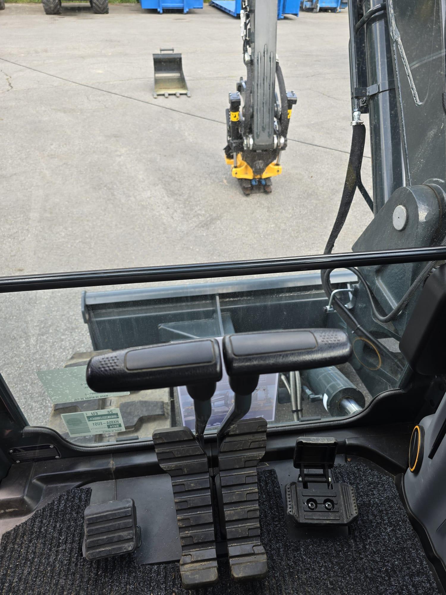 Hyundai HX85A - Image 12