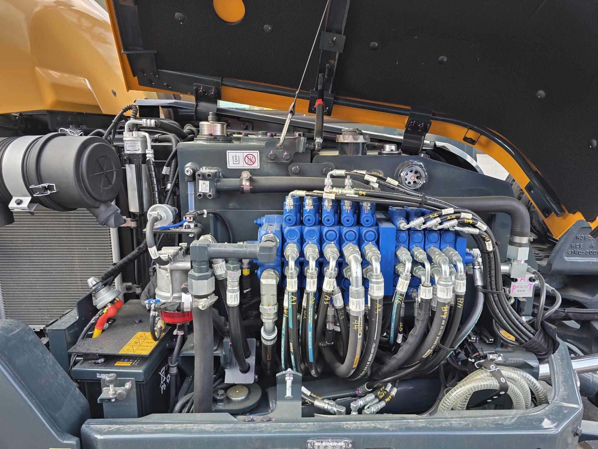 Hyundai HX85A - Image 9